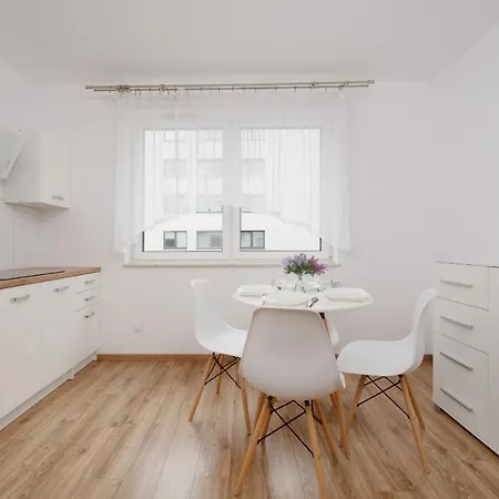 Bright & Comfy Studio Legnicka By Renters Appartement